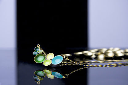Collar S Face esmaltado a mano, detalle 4