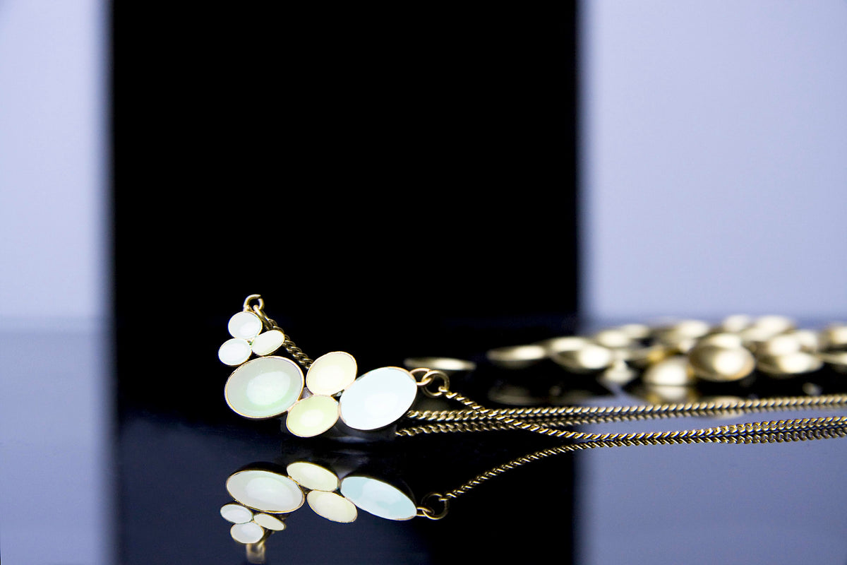 Collar S Face esmaltado a mano, detalle 5