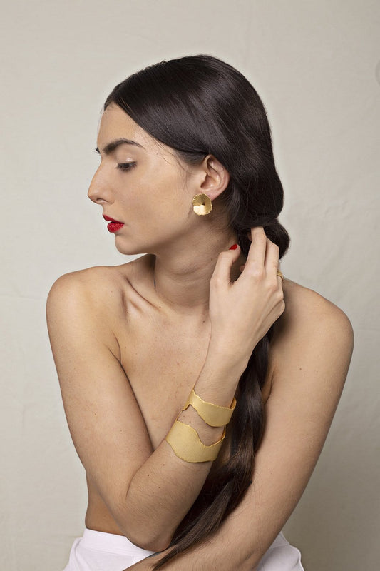 Pendientes cortos Barefoot on the Beach baño de oro 24 ct, detalle 2