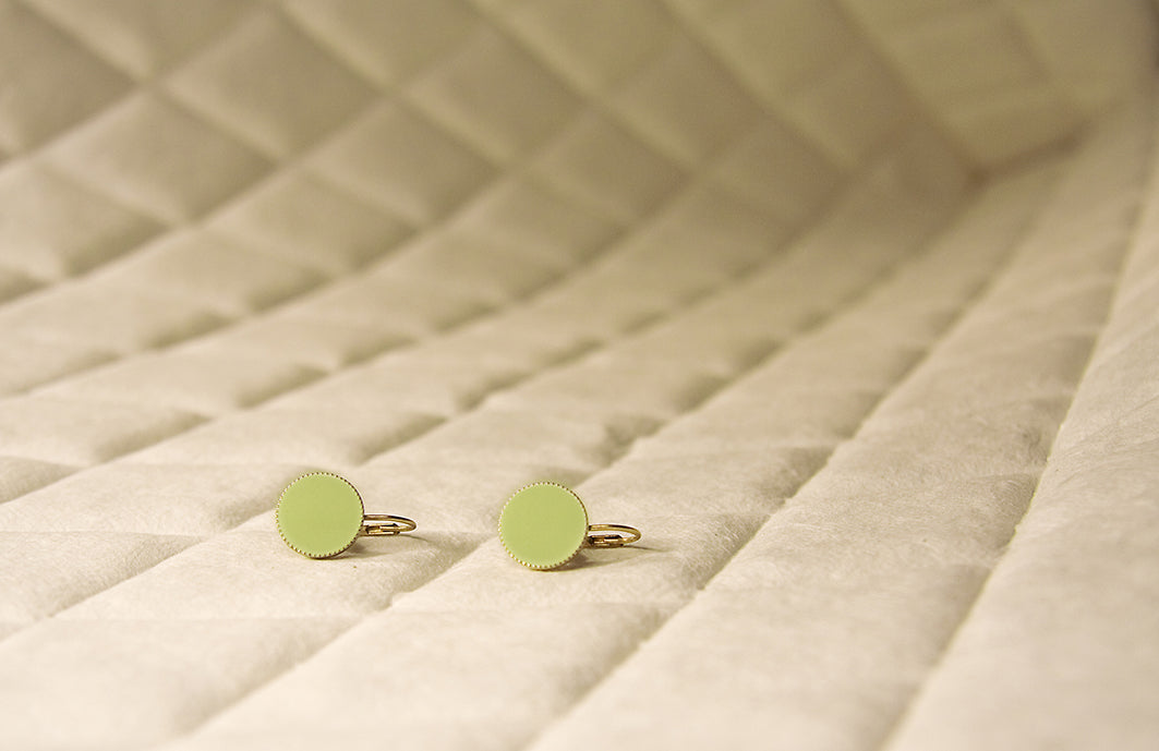Pendientes Esmalte Redondos baño de oro 24 ct esmaltados a mano, detalle 5