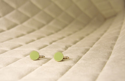 Pendientes Esmalte Redondos baño de oro 24 ct esmaltados a mano, detalle 5