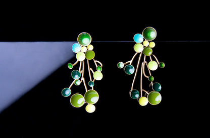 Pendientes L Face esmaltados a mano, detalle 3