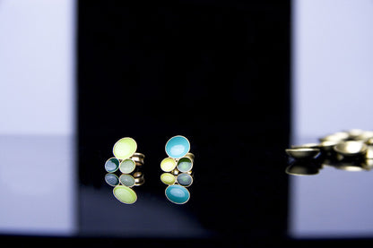 Pendientes S Face esmaltados a mano, detalle 2