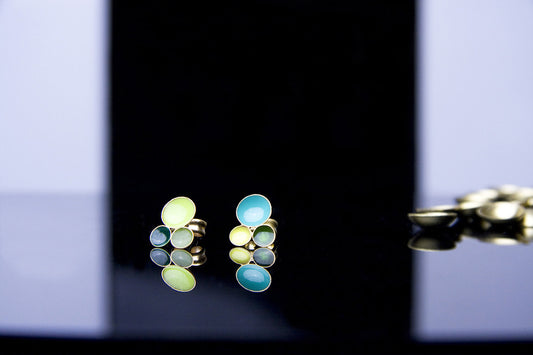 Pendientes S Face esmaltados a mano, detalle 2