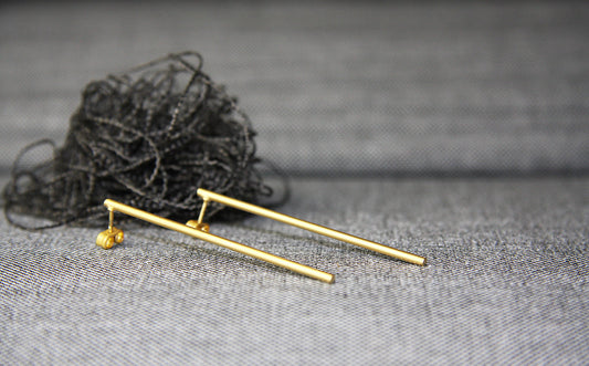 Pendientes sencillos Z baño de oro 24 ct