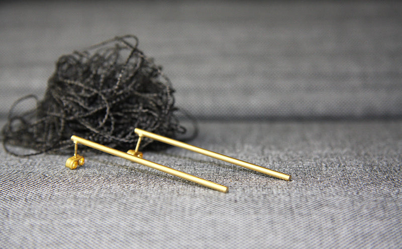 Pendientes sencillos Z baño de oro 24 ct