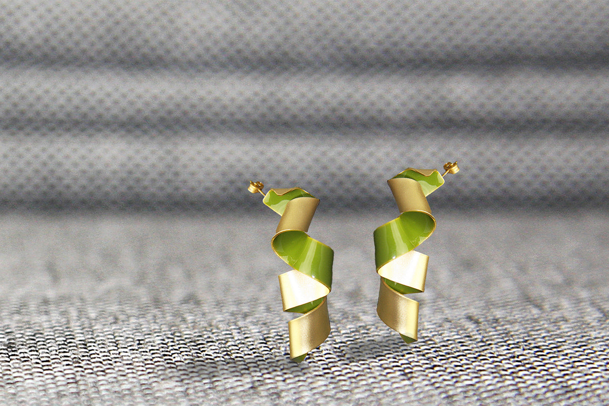 Pendientes W lazo Medianos baño de oro 24 ct esmaltados a mano, detalle 3
