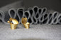 Pendientes W lazo pequeños baño de oro 24 ct esmaltados a mano, detalle 3