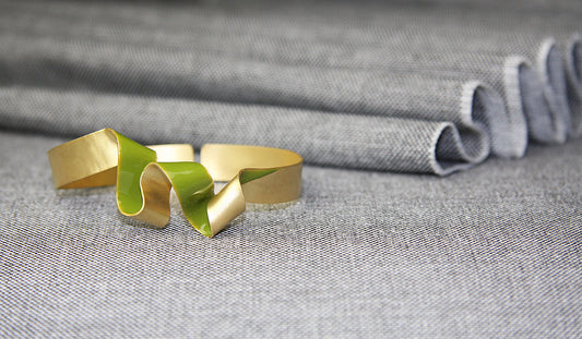 Pulsera W Lazo baño de oro 24 ct mate esmaltada a mano, detalle 2